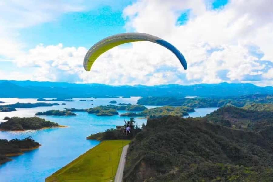 Guatape: Paragliding Experience - Meeting at Calle 32 in central Guatapé