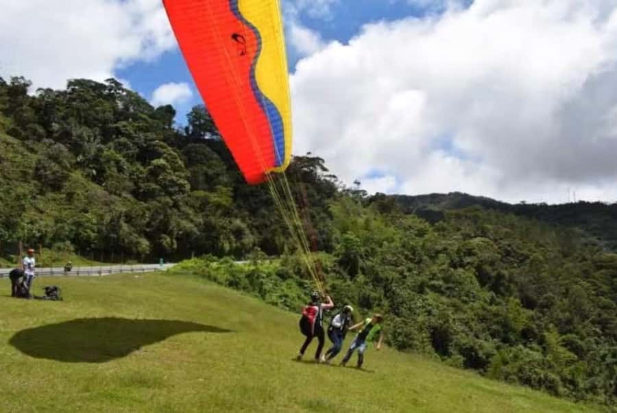 Guatape: Paragliding Experience - A 10 to 15 minute flight over Guatapé