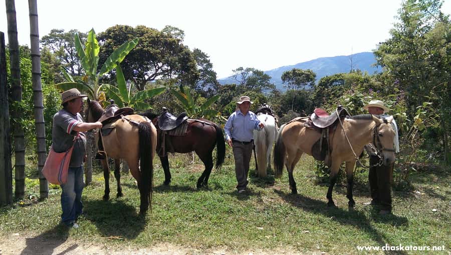 Horseback Riding Tour and visit to Tablón, Chaquira, Pelota - La Chaquira: statues with a view