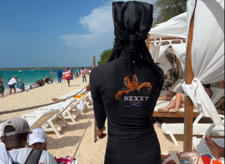Isla Barú: Beach Club Access and Tour of the National Aviary - The transfer from birds to beach
