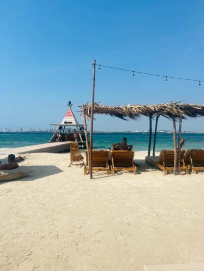 Isla Tierra Bomba beach club: Day Pass with typical food