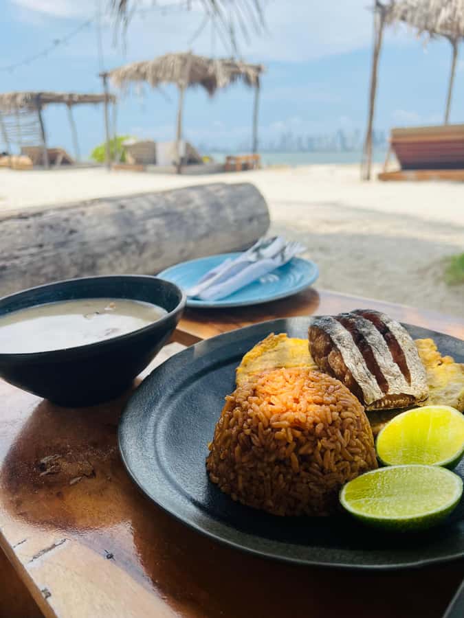 Isla Tierra Bomba beach club: Day Pass with typical food - Seven Hours to Use the Pool, Court, and Beach