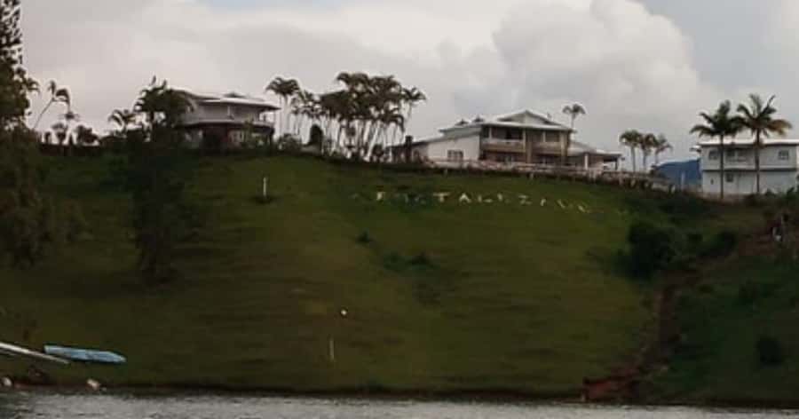 Luxury boat ride - Guatapé - The 14 points add context to the scenery