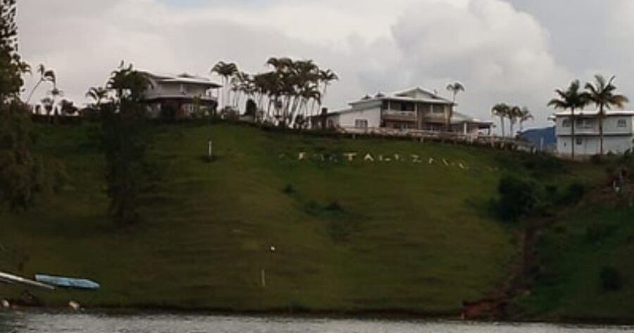 Luxury boat ride - Guatapé - Photographs, music, and a relaxed pace