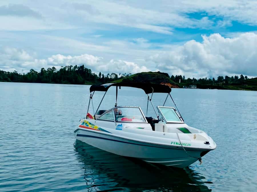 Luxury boat ride - Guatapé - What happens during the one-hour cruise