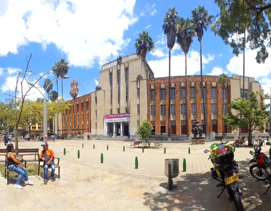 Medellín City Tour and Comuna 13 Experience - Why this nine-hour route works