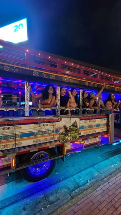 MEDELLIN: CITY TOUR CITY NIGHT TOUR + OPEN BAR - Poblado Park and Lleras Park after dark