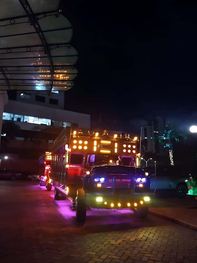 MEDELLIN: CITY TOUR CITY NIGHT TOUR + OPEN BAR - Who will enjoy this experience most?