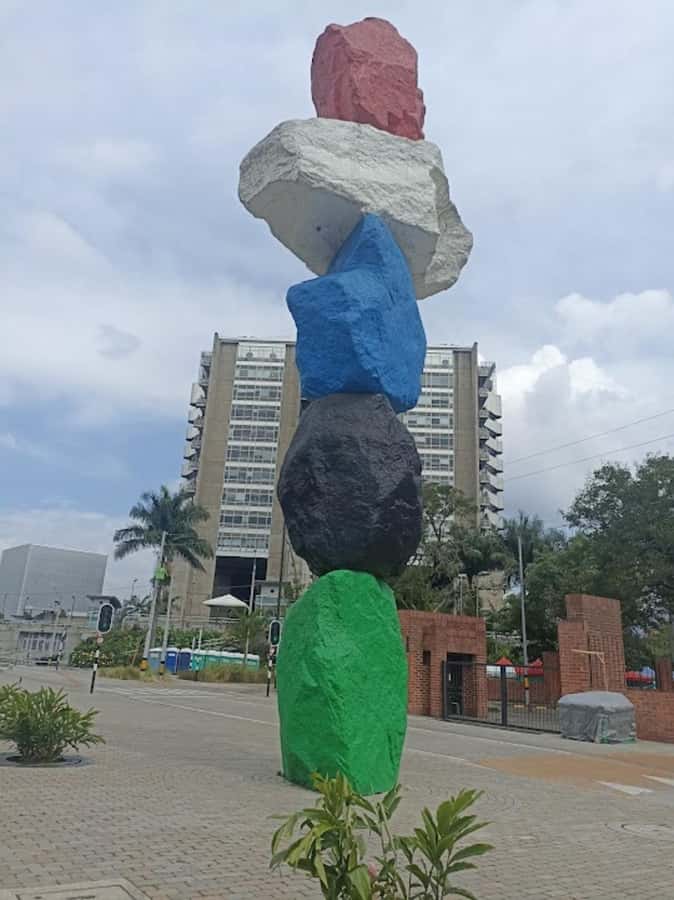 MEDELLIN: CITY TOUR MEDELLIN + GRAFFITOUR COMUNA 13 - Plaza Botero and the weight of public sculpture