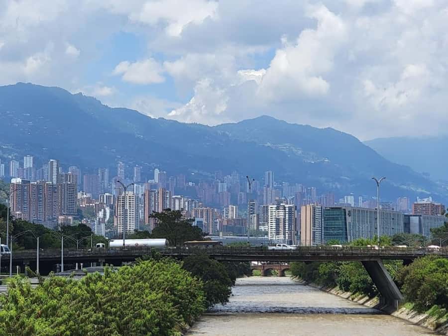 MEDELLIN: CITY TOUR MEDELLIN + GRAFFITOUR COMUNA 13 - Barefoot Park and the River Parks
