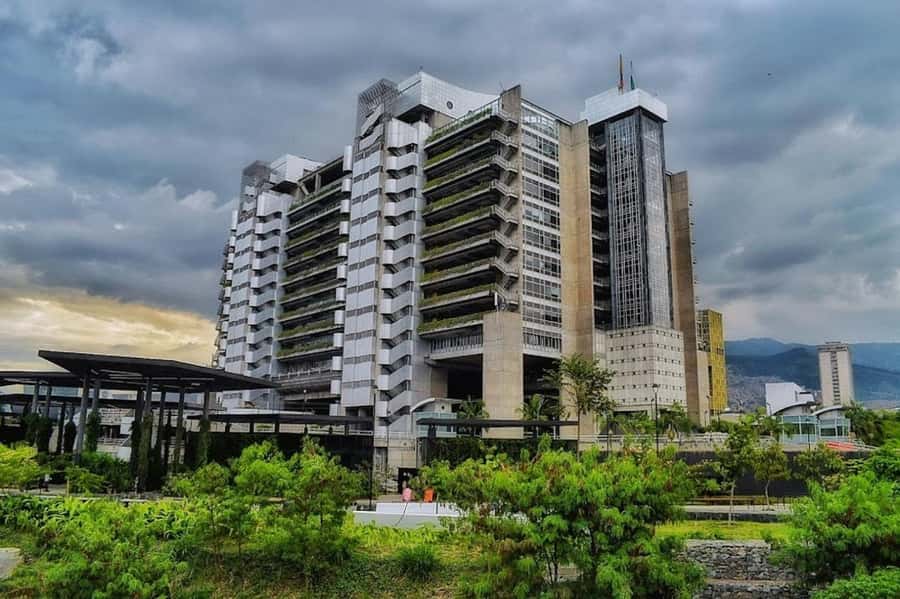 MEDELLIN: CITY TOUR MEDELLIN + GRAFFITOUR COMUNA 13 - Riding the Metro and Metrocable