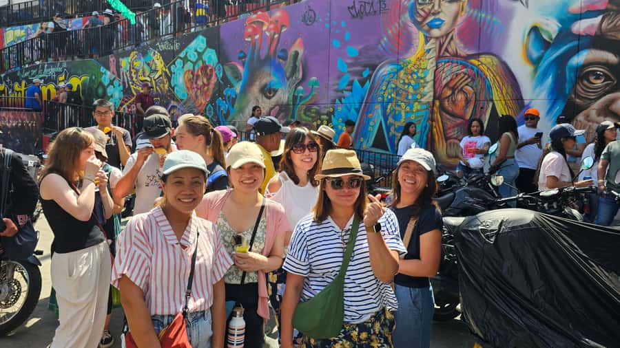 Medellín: Comuna 13 and Graffiti Guided Tour with a Local - First murals and galleries in Comuna 13