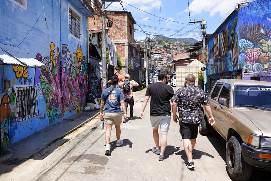 Medellín: Comuna 13 and Graffiti Guided Tour with a Local - Side alleys and the less polished side of the neighborhood