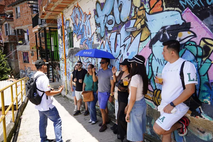 Medellín: Comuna 13 and Graffiti Guided Tour with a Local - A short break, local ice cream, and city views