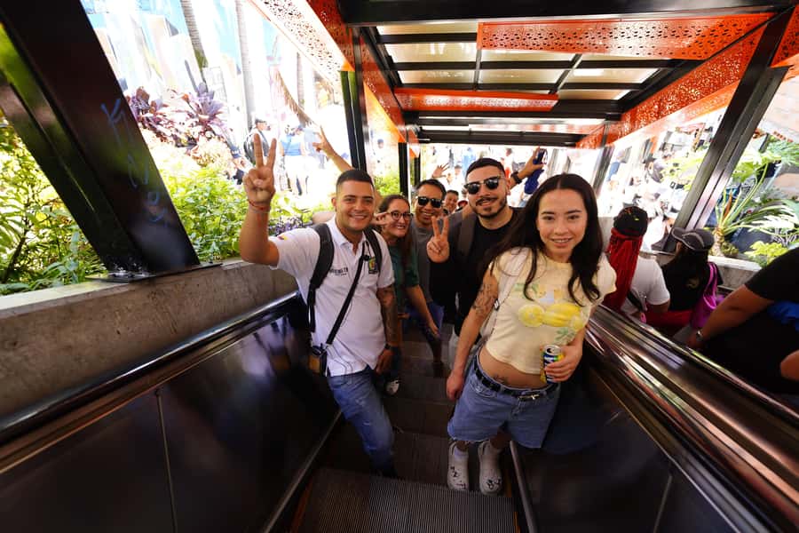 Medellín: Comuna 13 and Graffiti Guided Tour with a Local - The dance performance brings the neighborhood to life