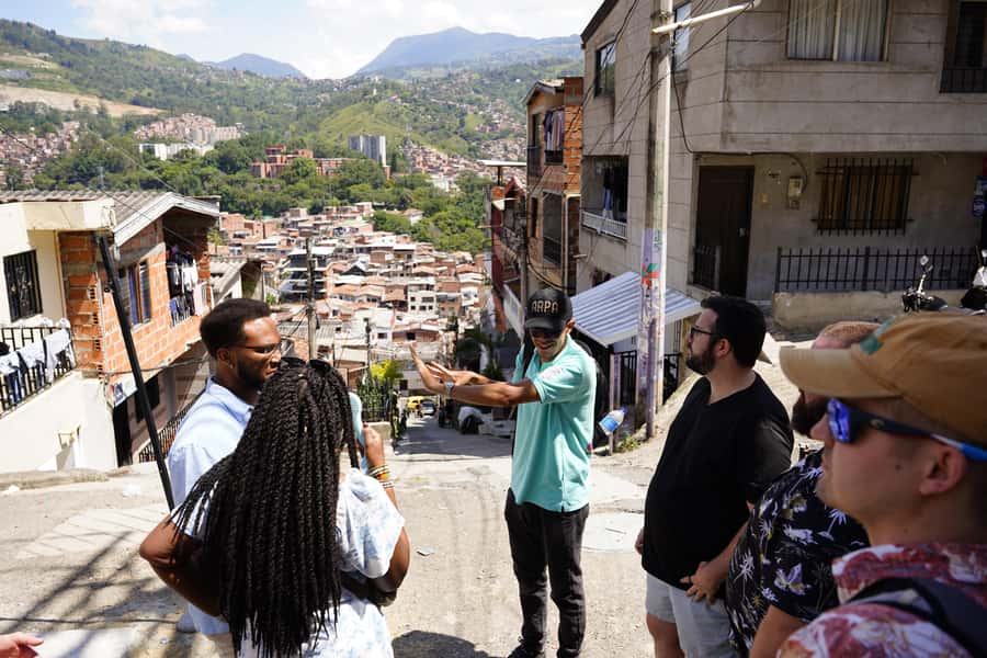 Medellín: Comuna 13 and Graffiti Guided Tour with a Local - Ending at 20 de Julio