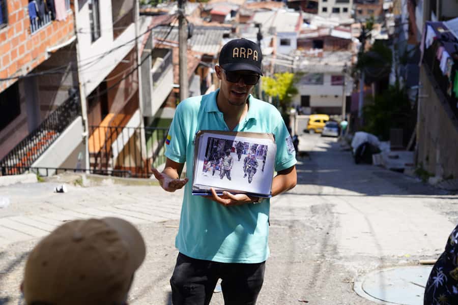 Medellín: Comuna 13 and Graffiti Guided Tour with a Local - Walking conditions and what to bring