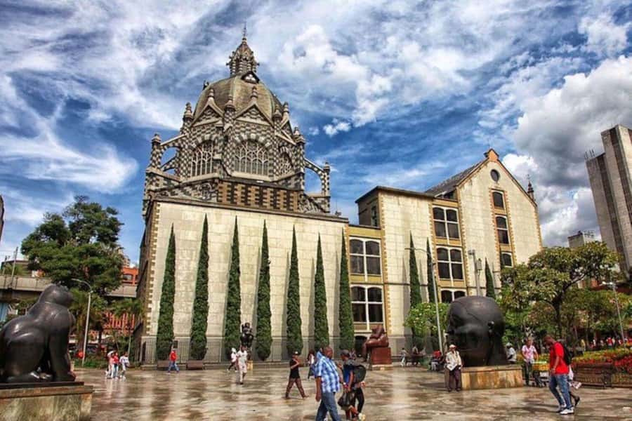 Medellín: Comuna 13, Cable Cars and Botero Statues Tour - Walking through El Centro