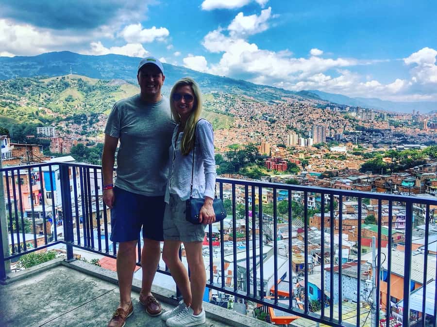 Medellín: Comuna 13, Cable Cars and Botero Statues Tour - The private vehicle and guide service