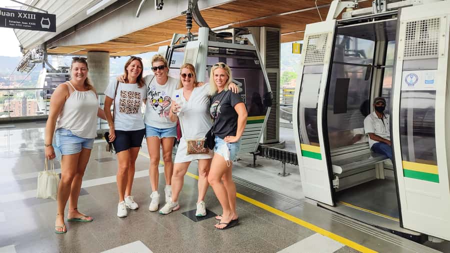Medellin: Comuna 13 Graffiti Tour, Cable Car & Street Food - Who should book this four-hour outing?