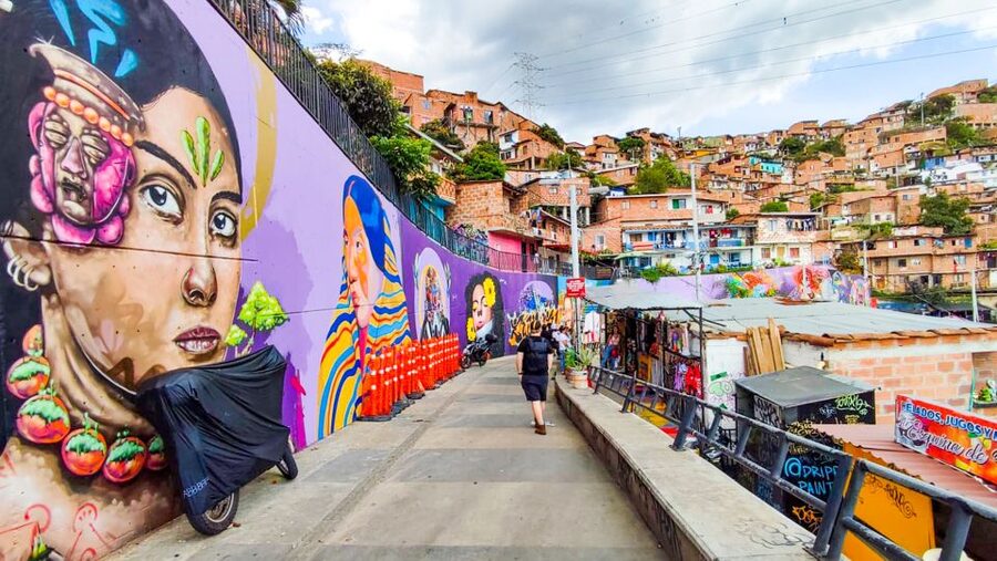 Medellin: Comuna 13 Graffiti Tour, Cable Car & Street Food - The guides make or break the experience