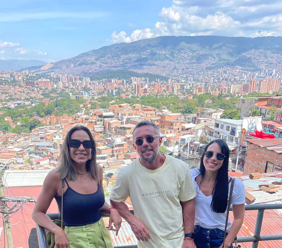 Medellín: Comuna 13 (Graffitour) Discover the Transformation - Alleys, stairs, and art beyond the main route
