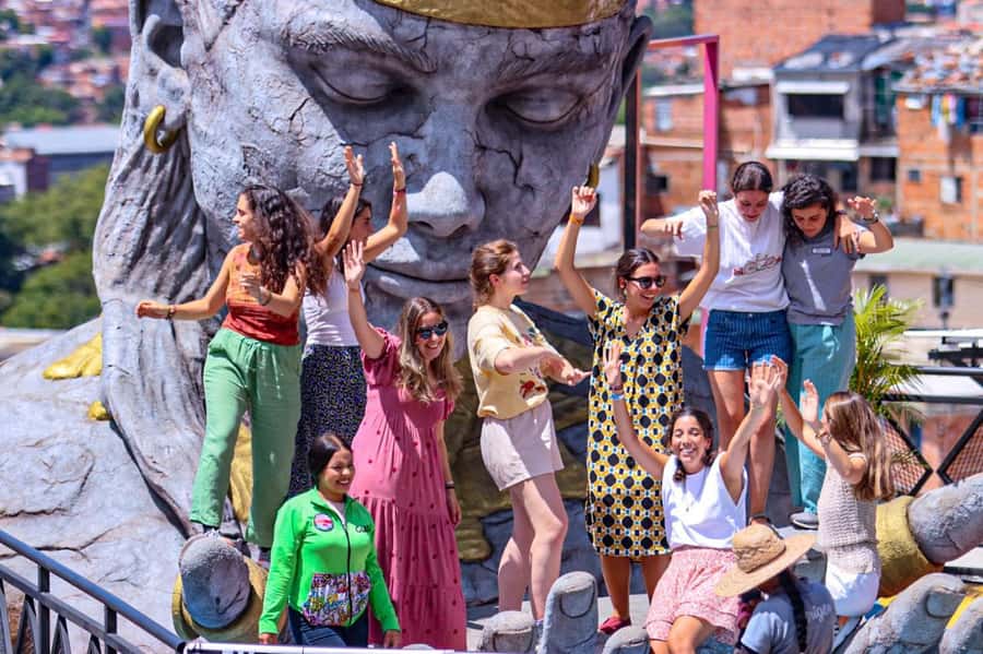 Medellín Comuna 13 local guides snacks and your own graffiti - Breakdance, freestyle, and voluntary contributions