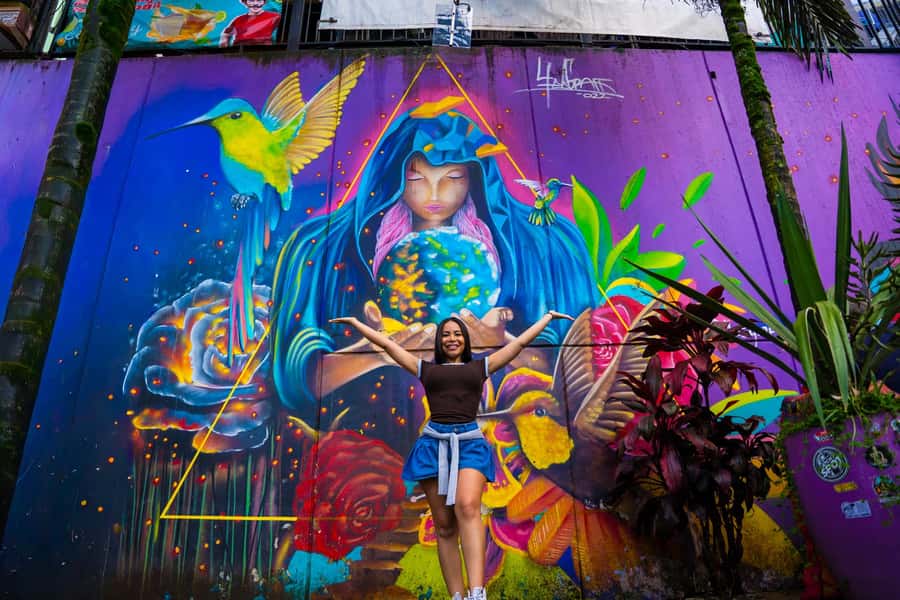 Medellín: Comuna 13 Tour with Snacks And Your Own Graffiti - Key details before you go