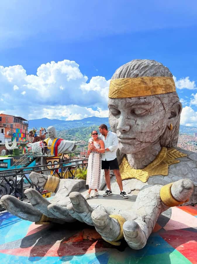 Medellín: Comuna 13 Tour with Snacks And Your Own Graffiti - Why Comuna 13 is best seen with a local guide