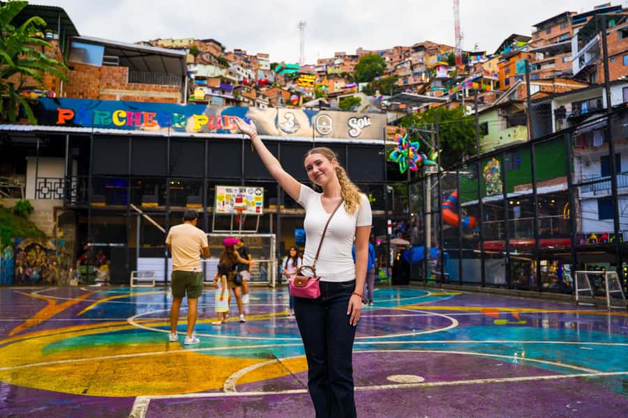 Medellín: Comuna 13 Tour with Snacks And Your Own Graffiti - The first 30 minutes: stories before the photo stops