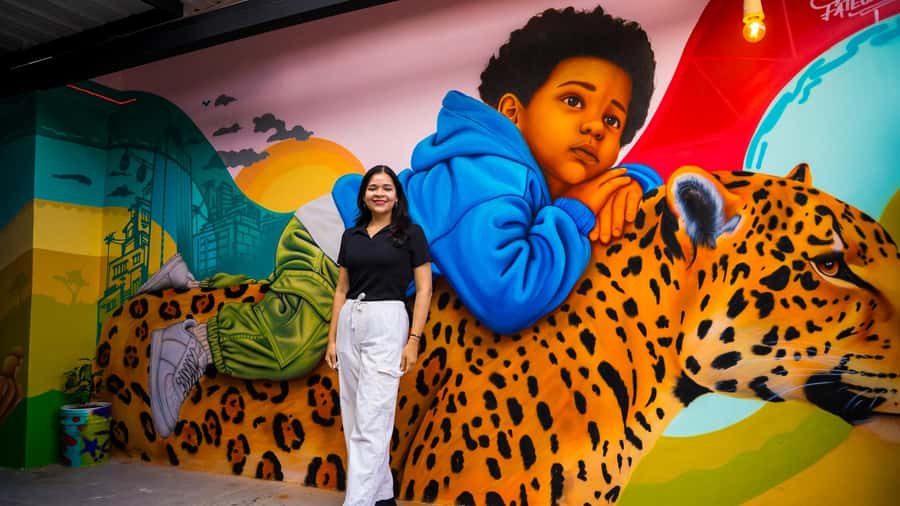 Medellín: Comuna 13 Tour with Snacks And Your Own Graffiti - Local food after the first short walk