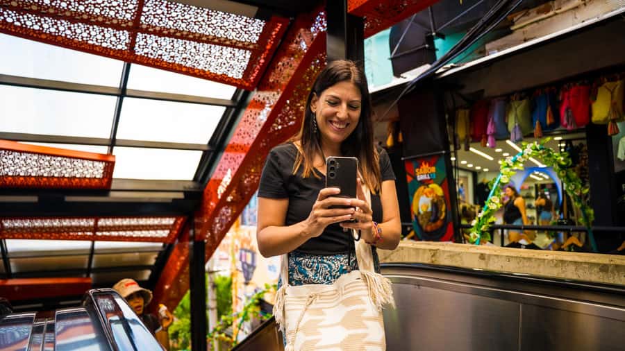 Medellín: Comuna 13 Tour with Snacks And Your Own Graffiti - One hour of galleries, escalators, and two different hills