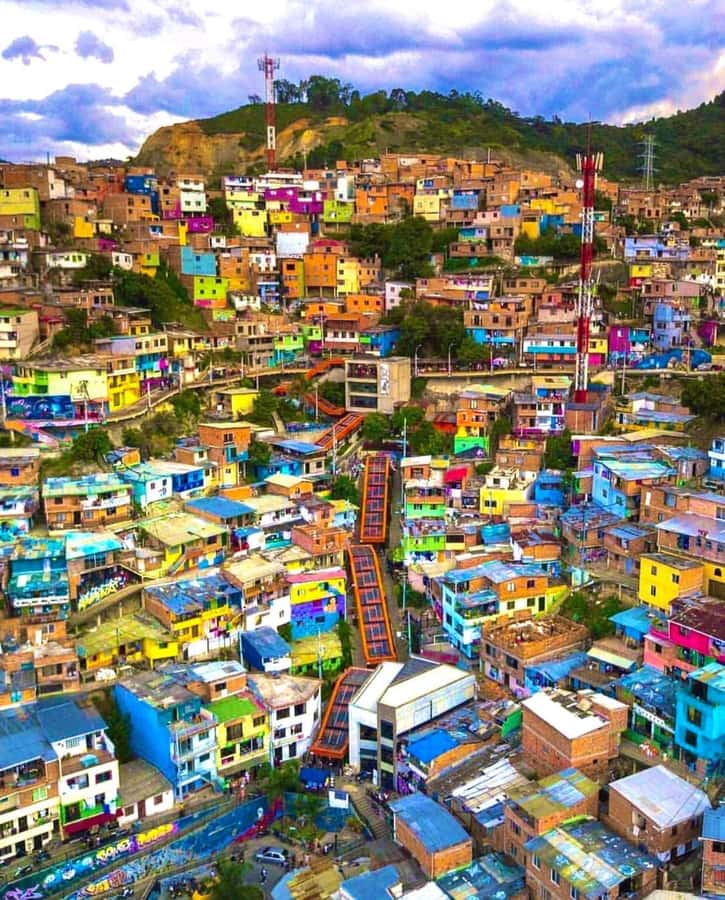 Medellín: Comuna 13 True Story and Street Food Tour - A rap or breakdance show adds local energy