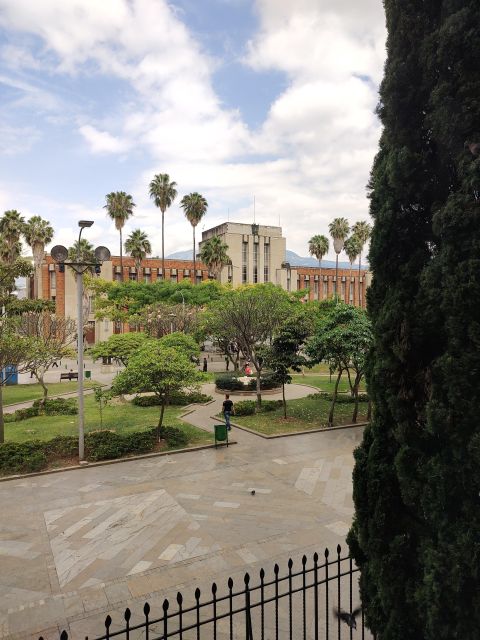 Medellin downtown: History and culture through fun stories - Timing, Group Size, and What to Bring