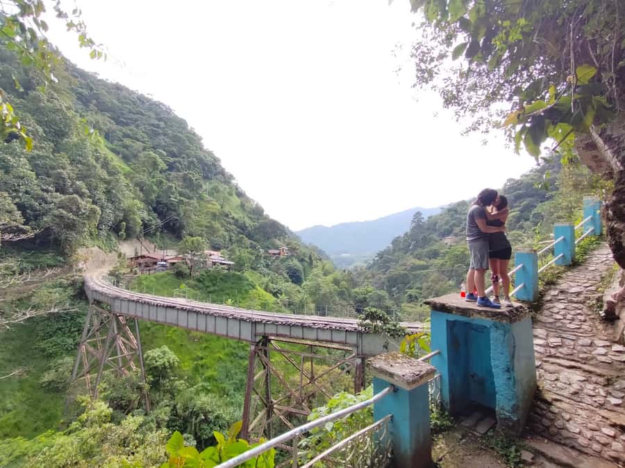 Medellín: Full-Day Mountain Bike Tour with Lunch - What the transport and group size mean