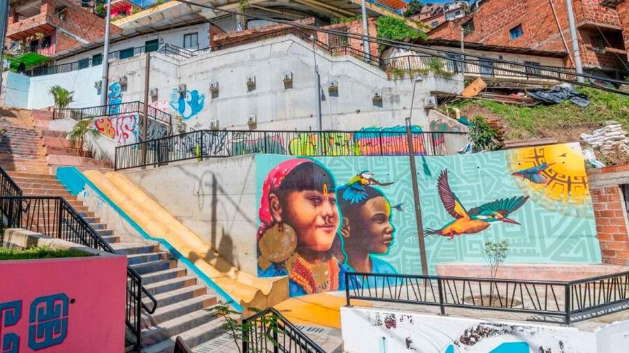 Medellin: Graffiti Tour Comuna 13 - Tasting Fruit, Drinks, Food, and Desserts