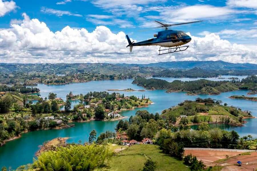 Medellín: Guatapé Private Tour with Helicopter & Boat Ride - Lunch and the rhythm of the afternoon