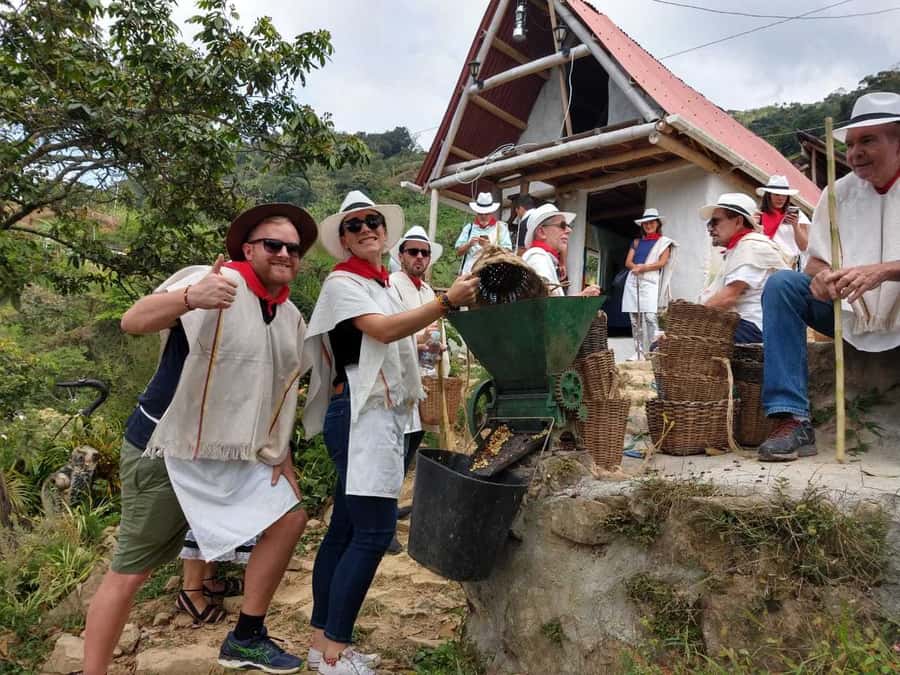 Medellín: Guatape Village with Coffee and Fruit Tasting Tour - Coffee at Finca La Rivera