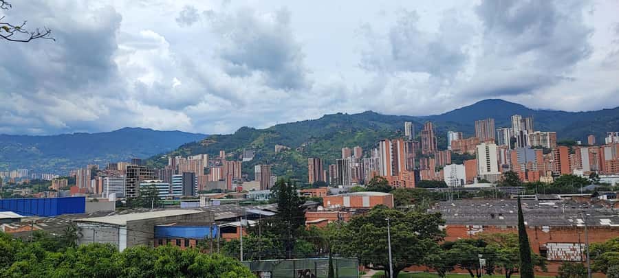 Medellín: Pablo Escobar Historical Tour Complete Experience - Parque de la Inflexión and the Monaco site