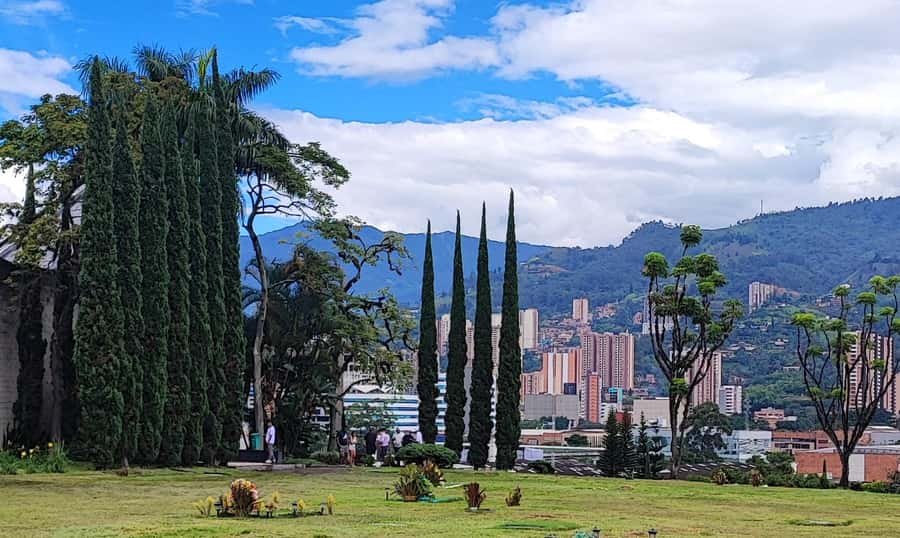 Medellín: Pablo Escobar Historical Tour Complete Experience - What the private vehicle changes