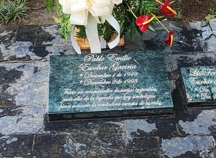 Medellín: Pablo Escobar Historical Tour Complete Experience - The guide can make or break the experience