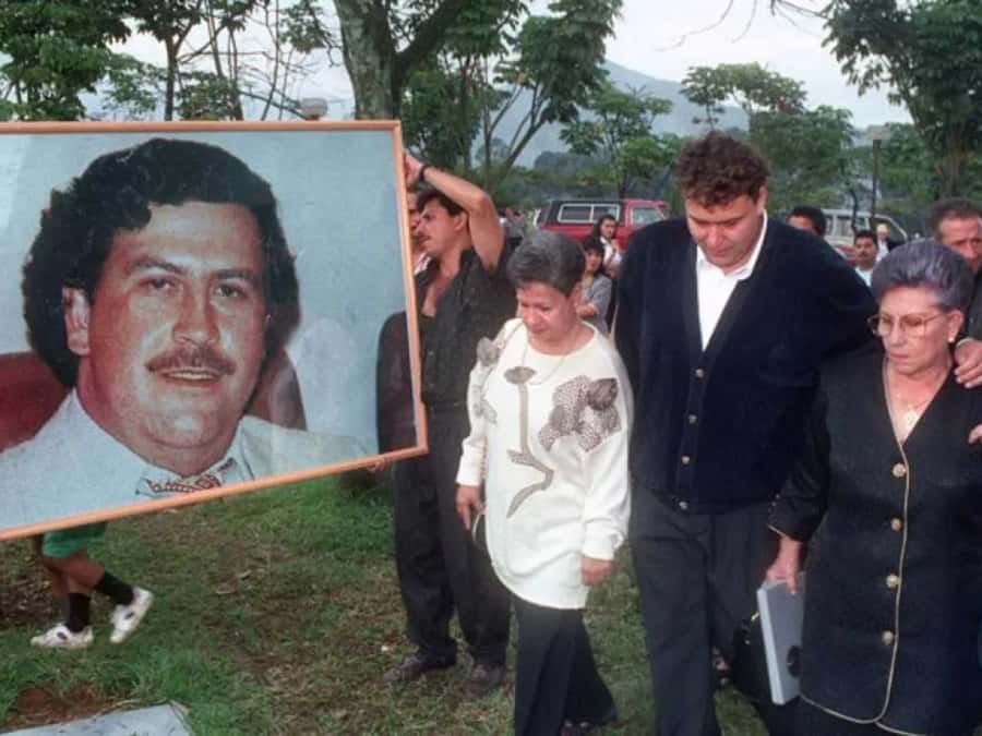 Medellín: Pablo Escobar Tour with beer included - Two hours of driving, two hours of stops