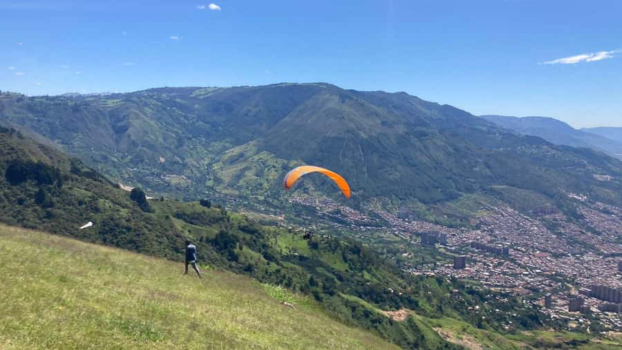 Medellín Paragliding - Go Pro Included - The San Felix flight: 15 minutes above Medellín