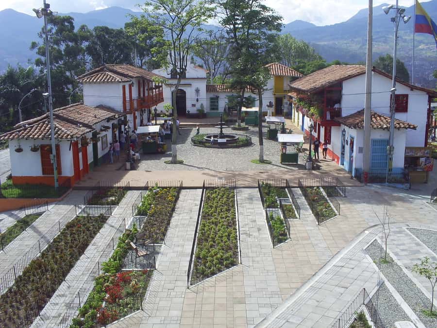 Medellin: Private City Tour - Coffee, drinks, food, and local shopping suggestions