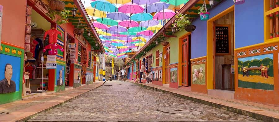 Medellín: Private Guatapé Tour w/ Breakfast, Lunch & Cruise - Climbing the 740 steps of Piedra del Peñol