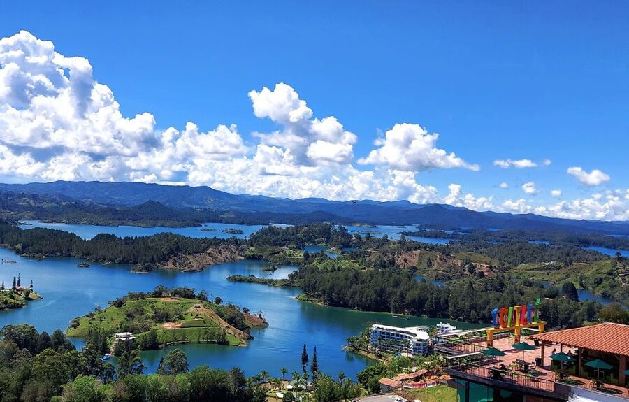 Medellín: Private Guatapé Tour w/ Breakfast, Lunch & Cruise - History stops add context, but ask questions
