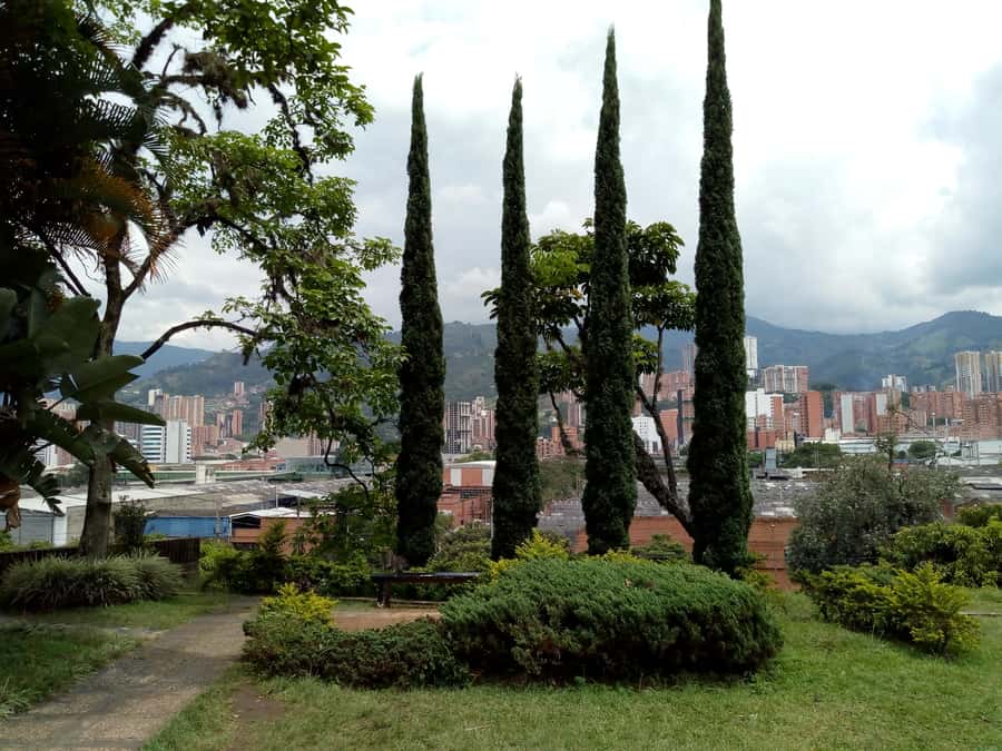 Medellín: Private Pablo Escobar Tour with Cable Car Ride - The Juan XXIII Metrocable and Medellín from above