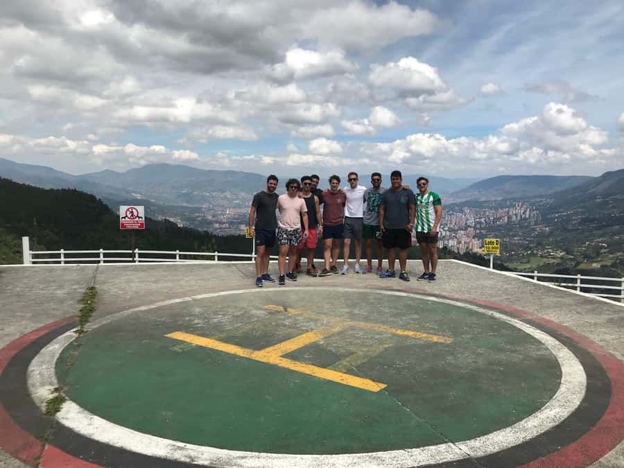 Medellín: Private Pablo Escobar Tour with Cable Car Ride - The guides are the main reason to book
