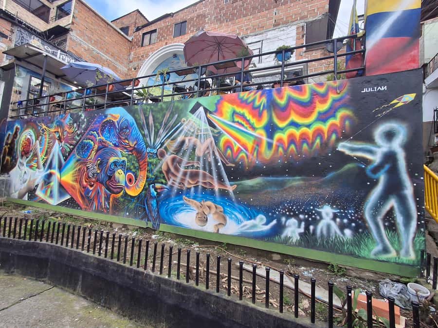 Medellin: Tour Pablo Escobar y Comuna 13 Privado - What the private format adds