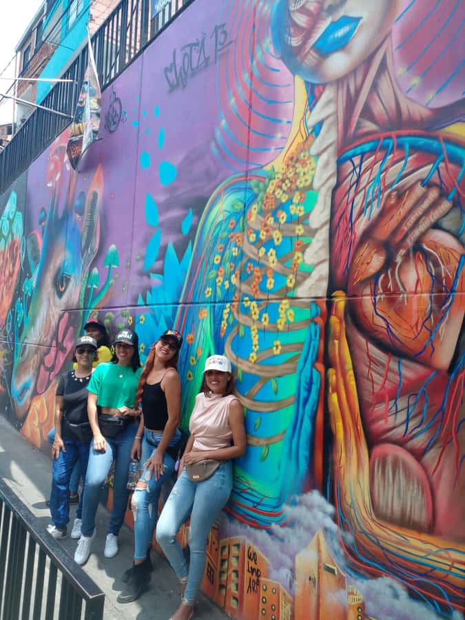 Medellin: Tour Pablo Escobar y Comuna 13 Privado - Who will get the most from this experience